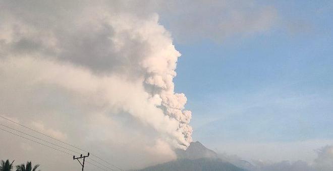 印尼勒沃托比火山喷发，灰柱冲天达四千米，自然界的震撼力量