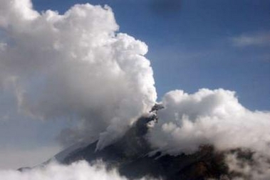 哥伦比亚西北部火山喷发紧急预警，政府的备战状态与民众的应对措施