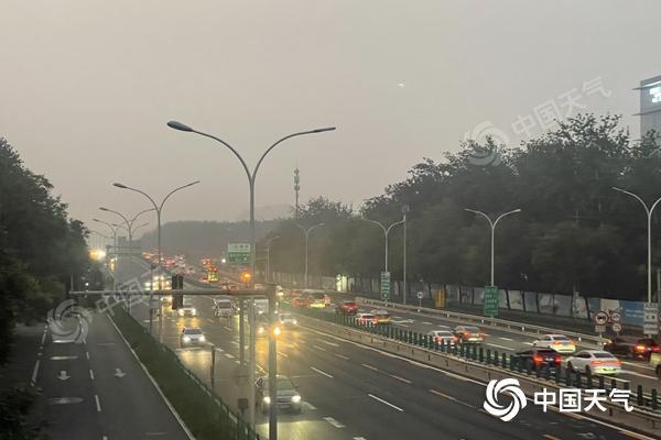 北京今日雾气笼罩，夜间至明日将迎来显著降雨降温过程