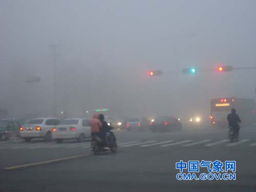 河北省气象台发布大雾橙色预警信号，多地遭遇恶劣天气，大部分高速紧急关闭